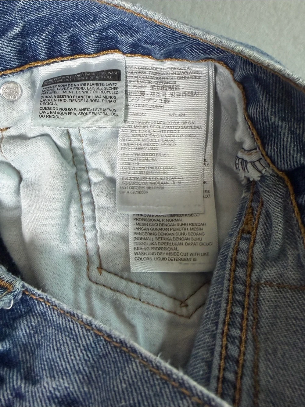 Levi's 550 Medium Wash Jeans, Actual Fit 36 X 31 READ DESCRIPTION